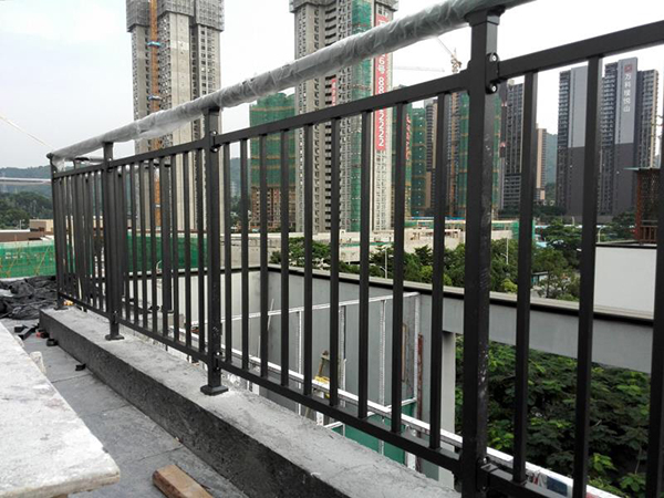 最適合做陽臺護(hù)欄的三大材質(zhì)！